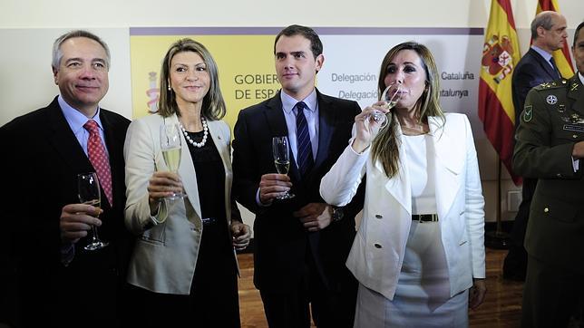 Pere Navarro (PSC), Llanos de Luna, Albert Rivera (C,s) y Alicia Sánchez-Camacho (PPC) brindaron por la Constitución de 2013