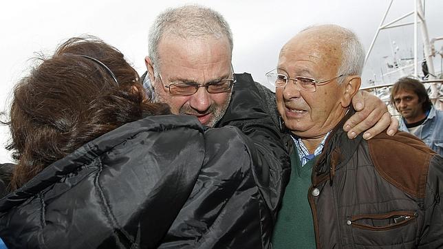 El patrón del «Safrán» se emociona  al abrazar a familiares y amigos en el puerto de Santoña