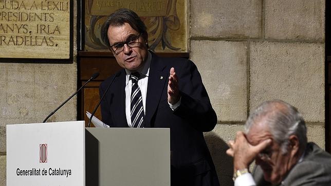 Artur Mas, durante un acto institucional junto al fiscal jefe de Cataluña, Romero de Tejada
