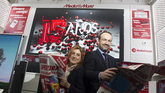 Eva Caro, gerente de MediaMarkt Goya, y Alejandro Codina, director regional de la compañía