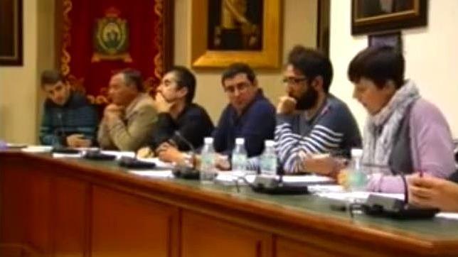 Desalojo a la fuerza tras una acalorada bronca en el pleno del Ayuntamiento