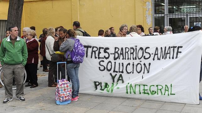 En Tres Barrios-Amate, 70 de cada 100 vecinos están en paro