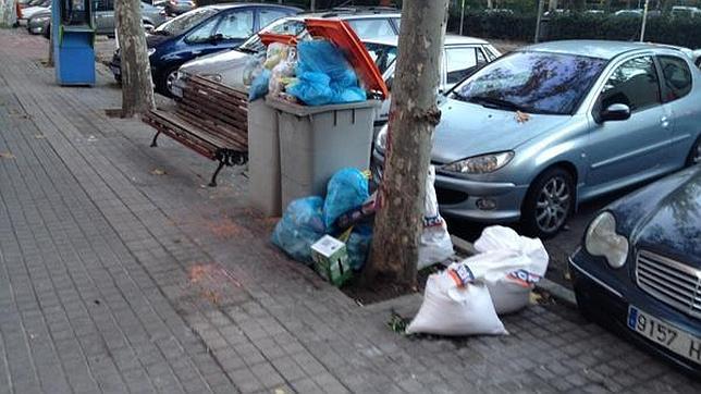 Vecinos de Vallecas denuncian la suciedad que inunda el distrito madrileño