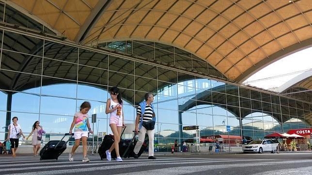 El aeropuerto de Alicante-Elche ya cuenta con lector de matrículas de taxis