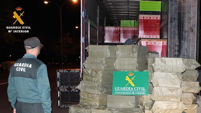 La Guardia Civil se incauta de 60.400 cajetillas en un control a un camión