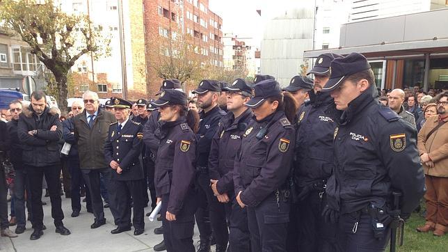 Minuto de silencio en Vigo en recuerdo de Vanessa Lage, la agente asesinada