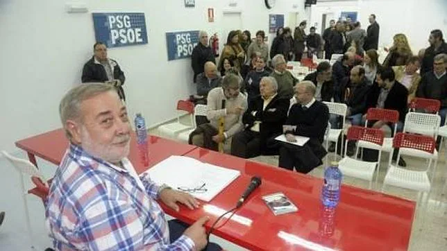 El alcalde de Culleredo, en una rueda de prensa de los socialistas