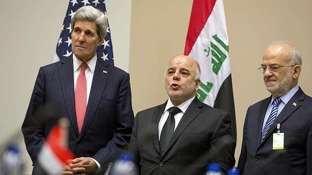 John Kerry, junto al primer ministro iraquí, Haider al-Abadi, y al ministro de Exteriores, Ibrahim al Jafaari