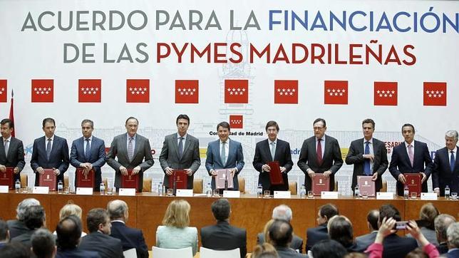 Ignacio González y el ministro de Industria, José Manuel Soria firman un convenio con siete de las principales entidades de crédito para pymes en Madrid