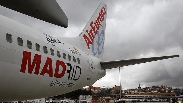 «Serio incidente» después de que una furgoneta se colara en una pista de Barajas cuando iba a despegar un avión