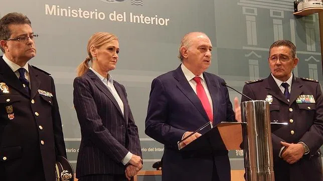El ministro del Interior junto con la delegada del Gobierno en Madrid en la rueda de prensa tras la detención del pederasta de Ciudad Linela