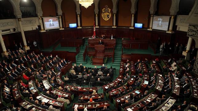 Un policía suplanta a un diputado y «jura» su cargo en el nuevo Parlamento de Túnez