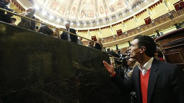 Pedro Sánchez habla con algunos visitantes en la jornada de puertas abiertas del Congreso