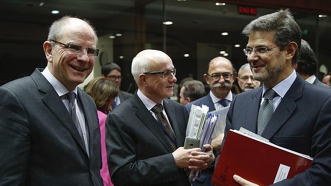 El ministro de Justicia español, Rafael Catalá (dcha), conversa con su homólogo belga, Koen Geens,