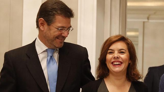 Soraya Sáenz de Santamaría, vicepresidenta del Gobierno, junto al ministro de Justicia, Rafael Catalá