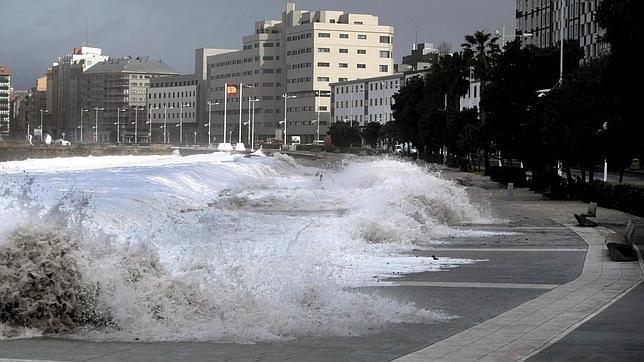 Las olas superarán los cuatro metros en el litoral coruñés