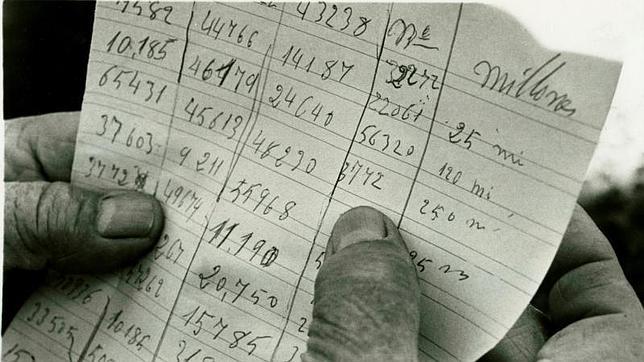 Un madrileño anota los números que han sido premiados durante el sorteo