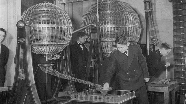 Sorteo de la lotería de Navidad celebrado en la sede de la calle Montalbán en 1950