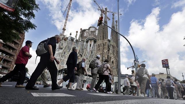 Un grupo de turistas pasea ante la Sagrada Familia