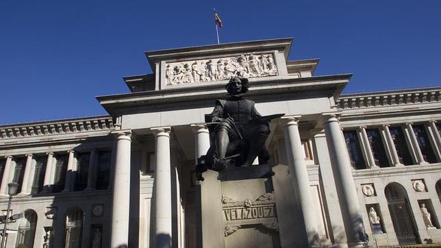 El friso de la puerta del Museo del Prado representa el Olimpo de los dioses