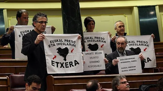 Diputados de Amaiur muestran carteles en favor del acercamiento de presos