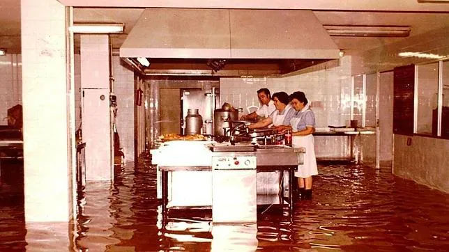 Trabajadores en la cocina del hospital cuando se inundó Talavera en 1980