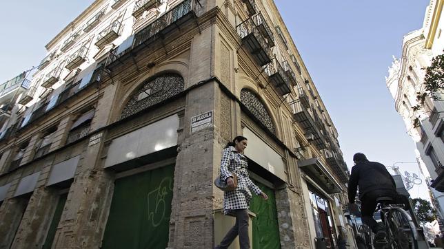 Paran las obras en un edificio de Aníbal González en la calle Tetuán