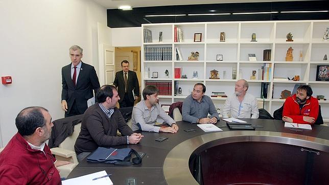 El conselleiro de Economía e Industria, Francisco Conde, en reunión con representantes del comité de empresa