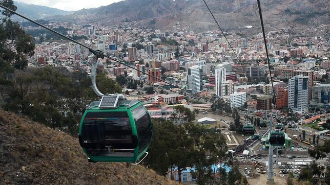 Vista general de la tercera línea del sistema de transporte urbano por teleférico durante su inauguración en la zona sur de La Paz (Bolivia)