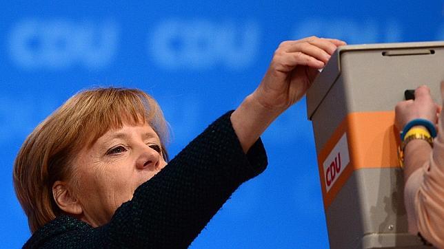 Angela Merkel deposita su voto en el congreso de la CDU