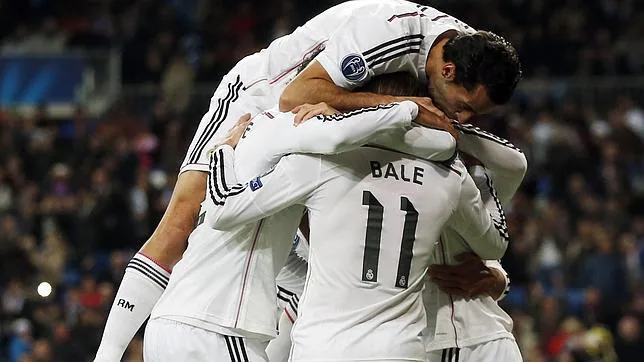 Piña del equipo tras el gol de Bale