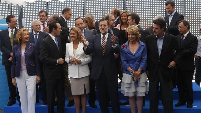 Rajoy, rodeado de los barones del PP, en una imagen tomada en 2011