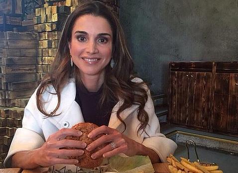 Rania de Jordania, así se come una hamburguesa una reina