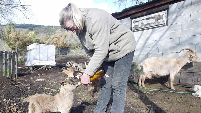 Margo Pool, en su granja de la remota aldea de Santoalla, donde convive con el presunto asesino de su marido