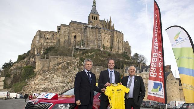Christian Prudhomme, director del Tour de Francia (centro) posa en Mont-Saint-Michel junto a autoridades de la región de Normandía