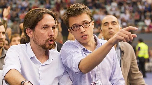 Iñigo Errejón (d) junto al líder de Podemos, Pablo Iglesias