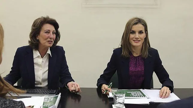 La Reina Letizia, junto a la presidenta de la AECC, Isabel Oriol