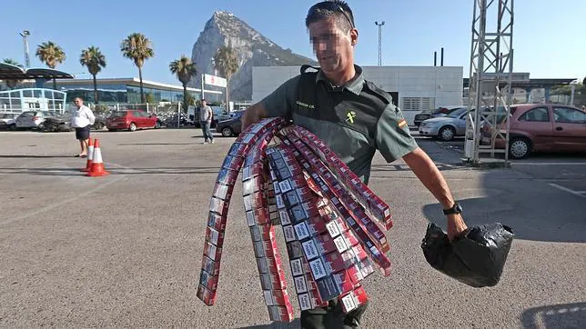 Un guardia civil con cajetillas de tabaco de contrabando incautadas en Gibraltar