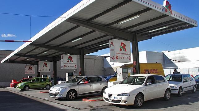 El crudo baja un 43% desde junio y los carburantes solo un 13% de media