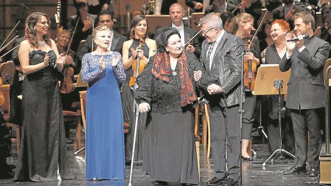 Montserrat Caballé recibe el aplauso del público y de (de izquierda a derecha) Jessica Nuccio, Mariella Devia, Emilio Sagi y Álvaro Albiach