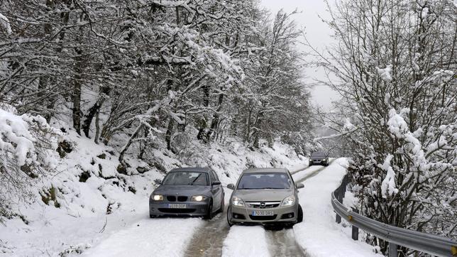 Varios coches suben con dificultad al Santuario de San Miguel de Aralar (Navarra) debido a las nevadas de los últimoa días