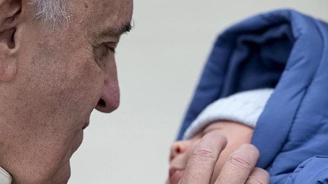 El Papa Francico acaricia a un bebé tras finalizar la audiencia general de los miércoles en la plaza de San Pedro