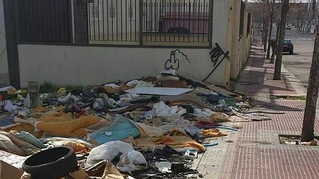 Los vecinos de Parla se quejan de la suciedad en la calle Iciar Bollaín