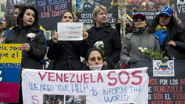 Protesta de venezolanos residentes en Zurich para reclamar respeto a los derechos humanos en su país