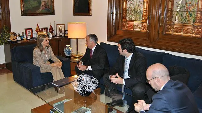 Los directivos de Empresaris de Catalunya, durante su reunión con la delegada del Gobierno Llanos de Luna