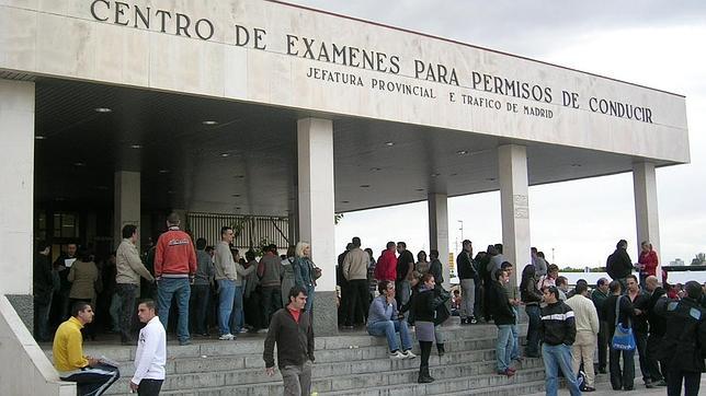 Las autoescuelas piden más examinadores de inmediato