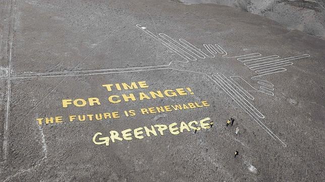 El mensaje de Greenpeace junto a un colibrí excavado en el suelo