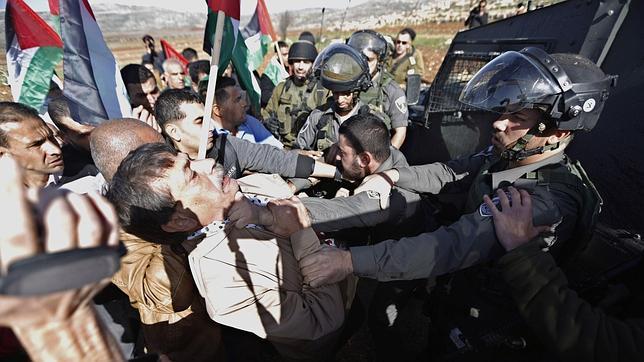 Polémica en torno a la autopsia del ministro palestino muerto en una protesta