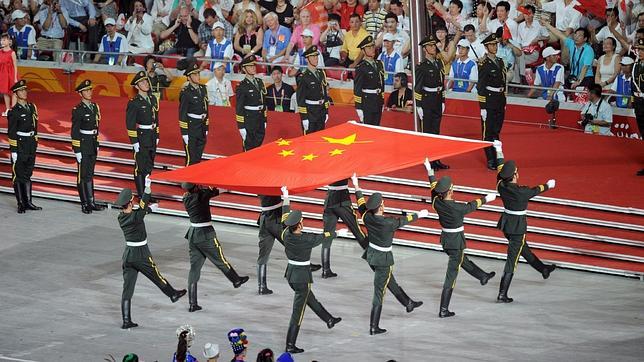 China impide que su himno nacional suene en bodas, funerales y centros comerciales