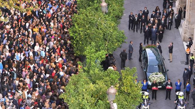 Los hijos, nietos y familiares de la duquesa de Alba, caminan detrás del coche fúnebre que lleva el féretro con los restos mortales de Cayetana Fitz-James Stuart y Silva.